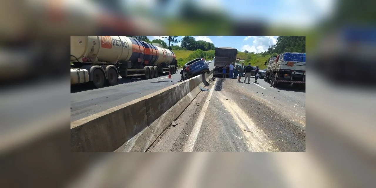 Colisão traseira entre seis carros deixa uma vítima com ferimentos leves na BR-376, em Imbaú