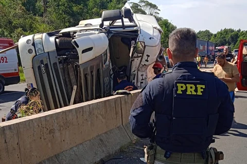 Helicóptero do Samu socorre vítima de acidente na BR-376, em Tibagi