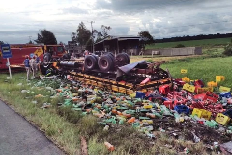 Caminhoneiro morre após tombar na BR-476 e carga é saqueada