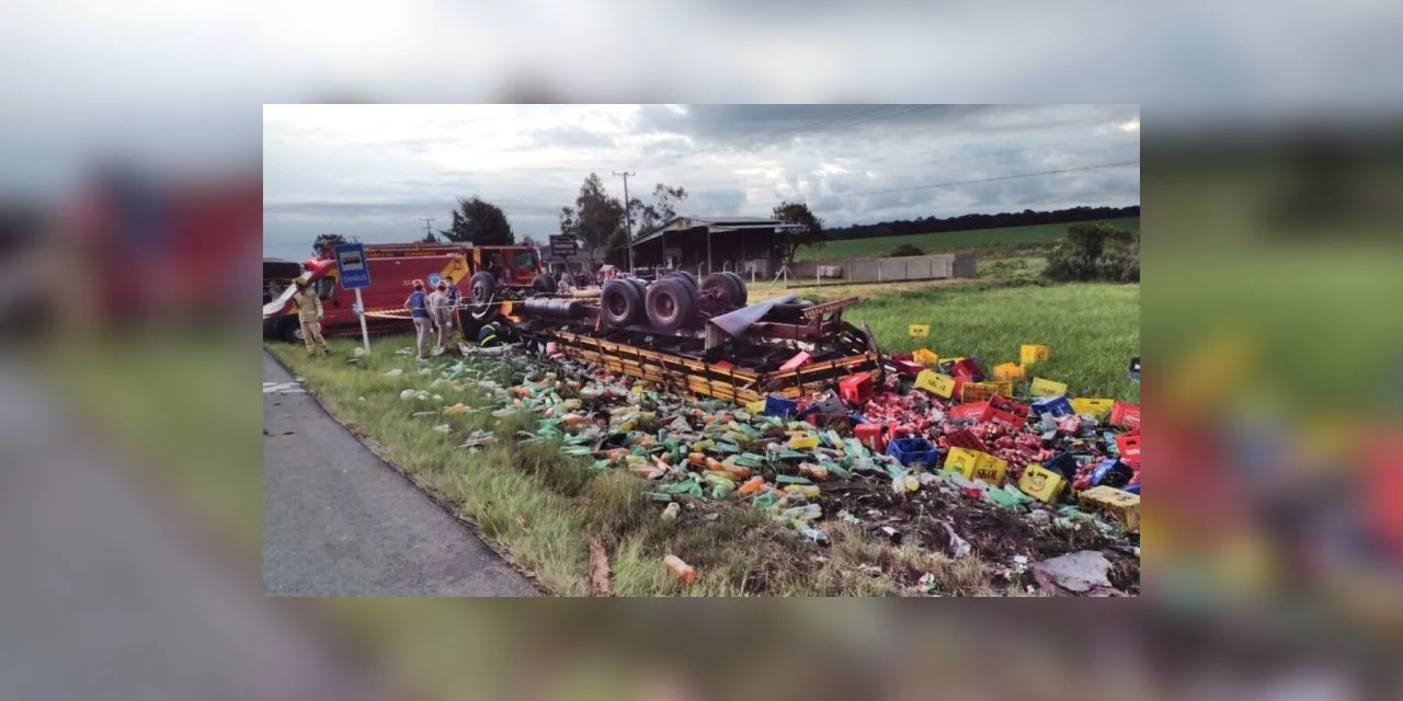 Caminhoneiro morre após tombar na BR-476 e carga é saqueada