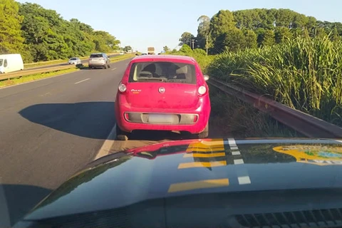 Ladrão aproveita descuido de motorista e furta carro em frente a comércio na Souza Naves