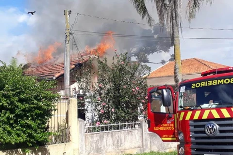 Incêndio destrói residência em Ponta Grossa