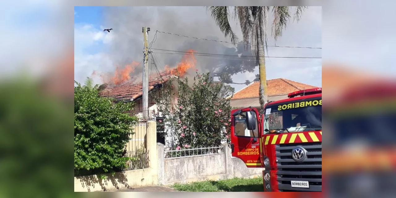 Incêndio destrói residência em Ponta Grossa