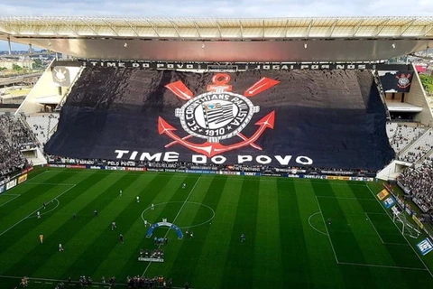 Bandeirão do Corinthians é encontrado em lixão e revolta torcedores