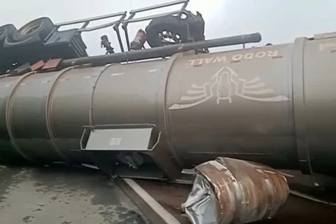 AGORA: Caminhão tanque carregado de álcool tomba e deixa BR-277 interditada