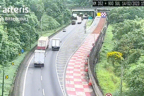 Vídeo – Caminhão carregado com carga de água de coco perde o freio e usa área de escape na BR-116