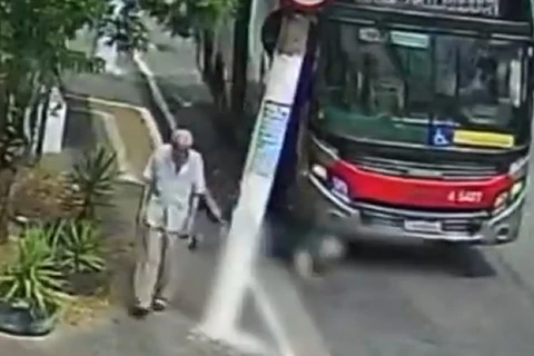IMAGENS FORTES: Idoso desce do ônibus, se desequilibra e morre atropelado em SP