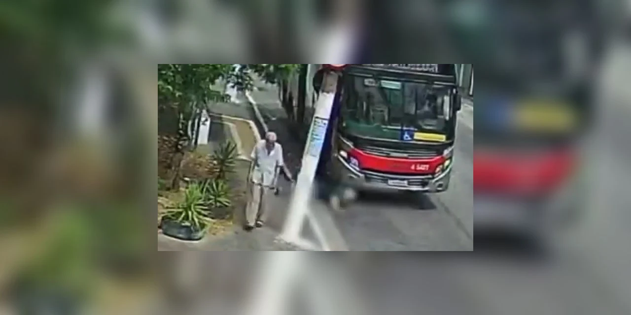 IMAGENS FORTES: Idoso desce do ônibus, se desequilibra e morre atropelado em SP