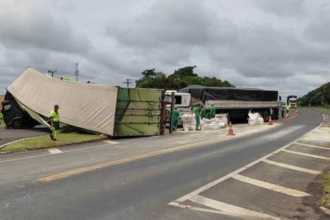 Acidente entre caminhões  próximo ao Trevo de Ipiranga deixa carga espalhada na pista