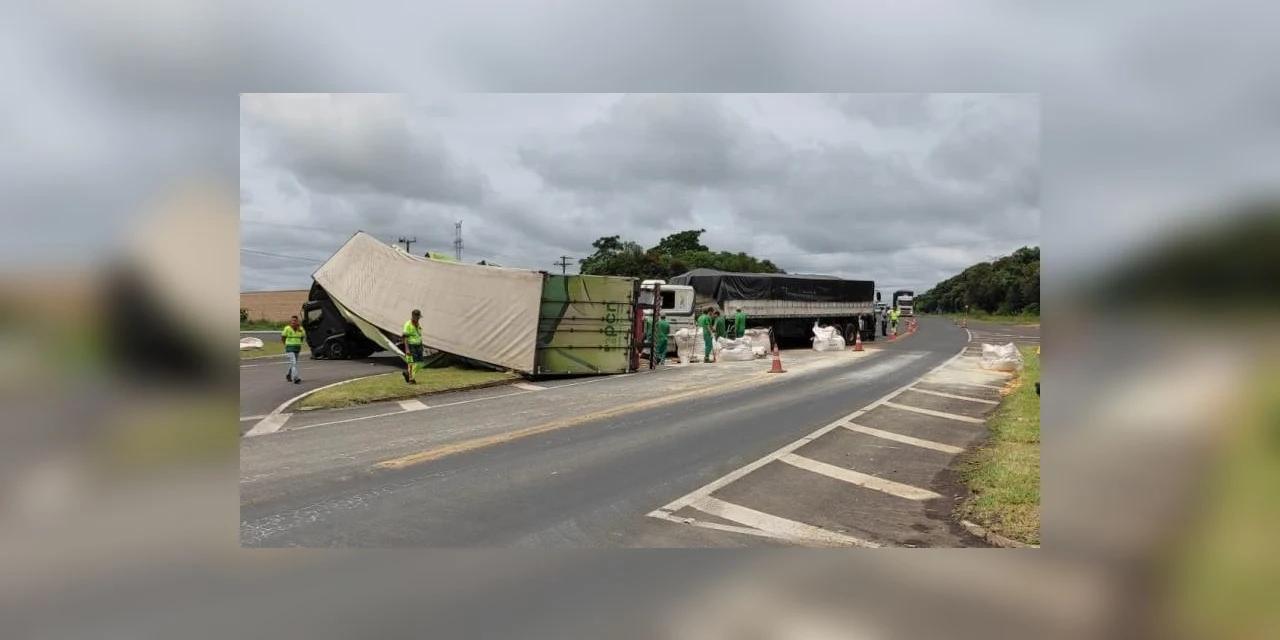Acidente entre caminhões  próximo ao Trevo de Ipiranga deixa carga espalhada na pista