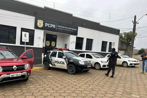 Com ajuda de cão farejador, policia realiza apreensão de maconha, crack e cocaína, em Piraí do Sul