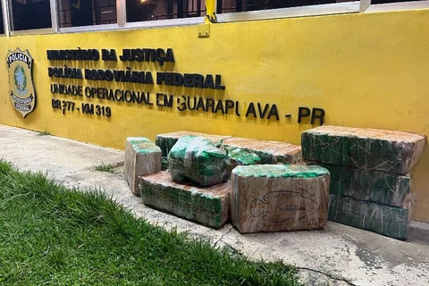 Motorista foge da PRF e abandona carro carregado com mais de 200Kg de maconha e haxixe, na BR-277, em Guarapuava