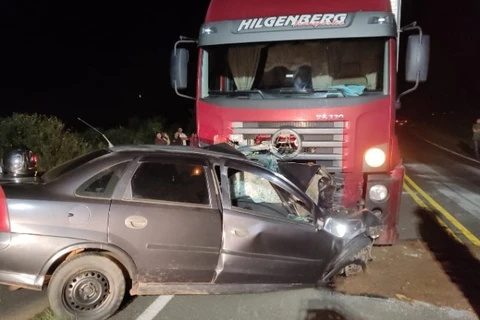 Colisão frontal entre automóvel e caminhão faz uma vítima fatal na PR-092, em Ventania