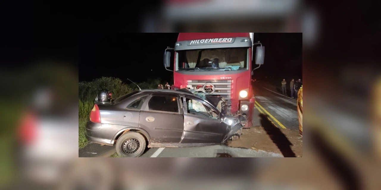 Colisão frontal entre automóvel e caminhão faz uma vítima fatal na PR-092, em Ventania