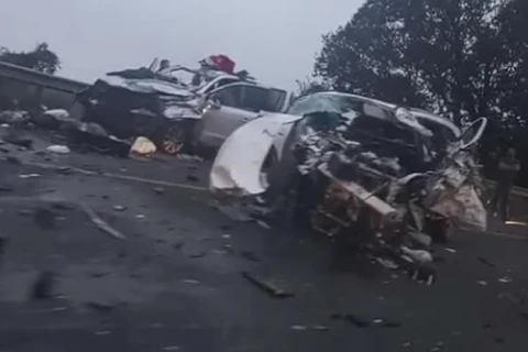 Colisão entre caminhão e dois carros faz uma vítima fatal e deixa 11 feridos em Teixeira Soares