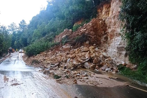 Deslizamento de terra causa interdição da PR-340 entre Castro e Tibagi