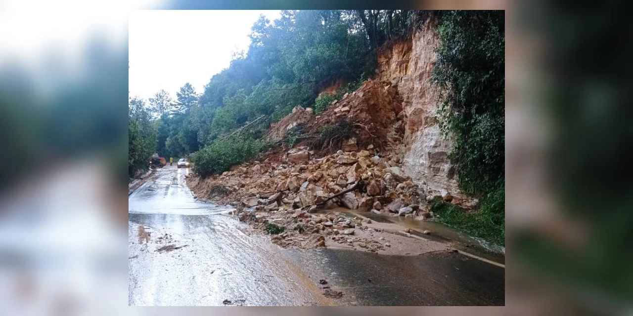 Deslizamento de terra causa interdição da PR-340 entre Castro e Tibagi