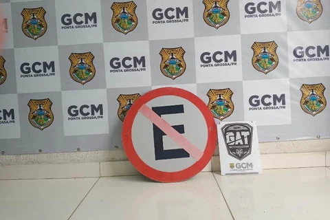 PG: Trio é apreendido após arrancar placa de sinalização do Centro de Eventos