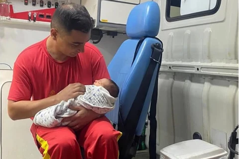 Bebê de nove dias engasgado com leite materno é salvo por bombeiros em Ponta Grossa