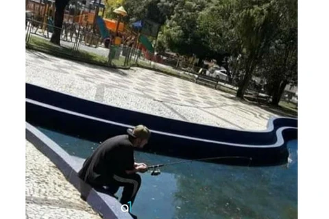 Homem é flagrado pescando no chafariz do Ponto Azul, em PG