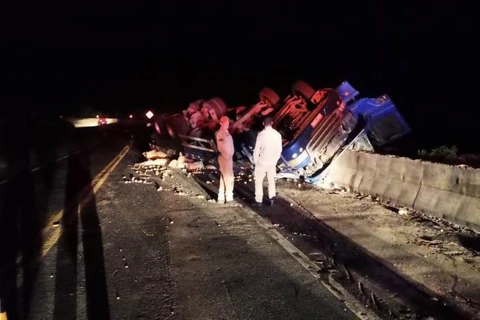 Motorista de caminhão carregado com batatas morre após capotamento, em Sengés