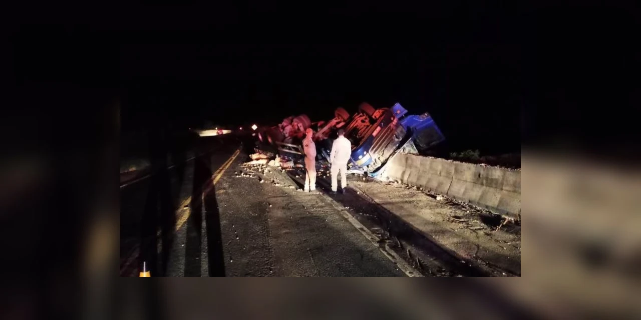 Motorista de caminhão carregado com batatas morre após capotamento, em Sengés