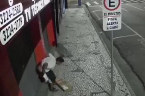 Rapaz é flagrado defecando em rua no centro de Ponta Grossa