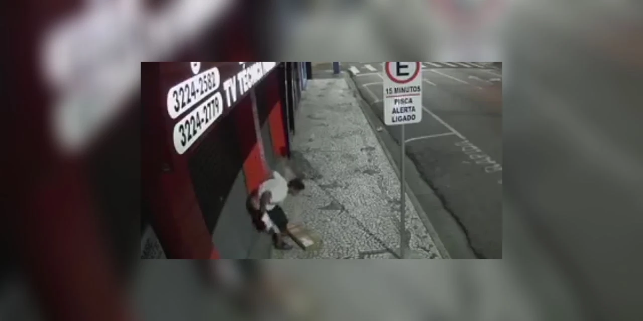 Rapaz é flagrado defecando em rua no centro de Ponta Grossa