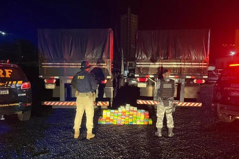 Com ajuda de cão farejador PRF e PM apreendem cerca 133 quilos de pasta base de cocaína na BR-277, em Guarapuava