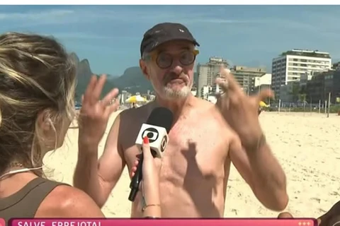 Repórter flagra Marcos Caruso na praia com namorado, que é ignorado