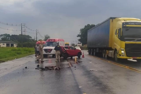 AGORA:  Corpo de Bombeiros atende acidente na Souza Naves, em PG