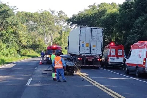 AGORA: Duas pessoas perdem a vida em grave acidente na BR-376, em Imbaú.