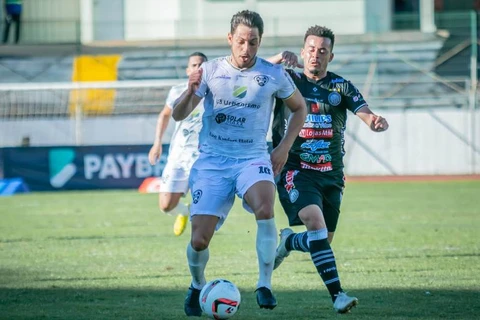 Operário vence Aruko nos acréscimos pelo jogo de ida das quartas de final do Paranaense