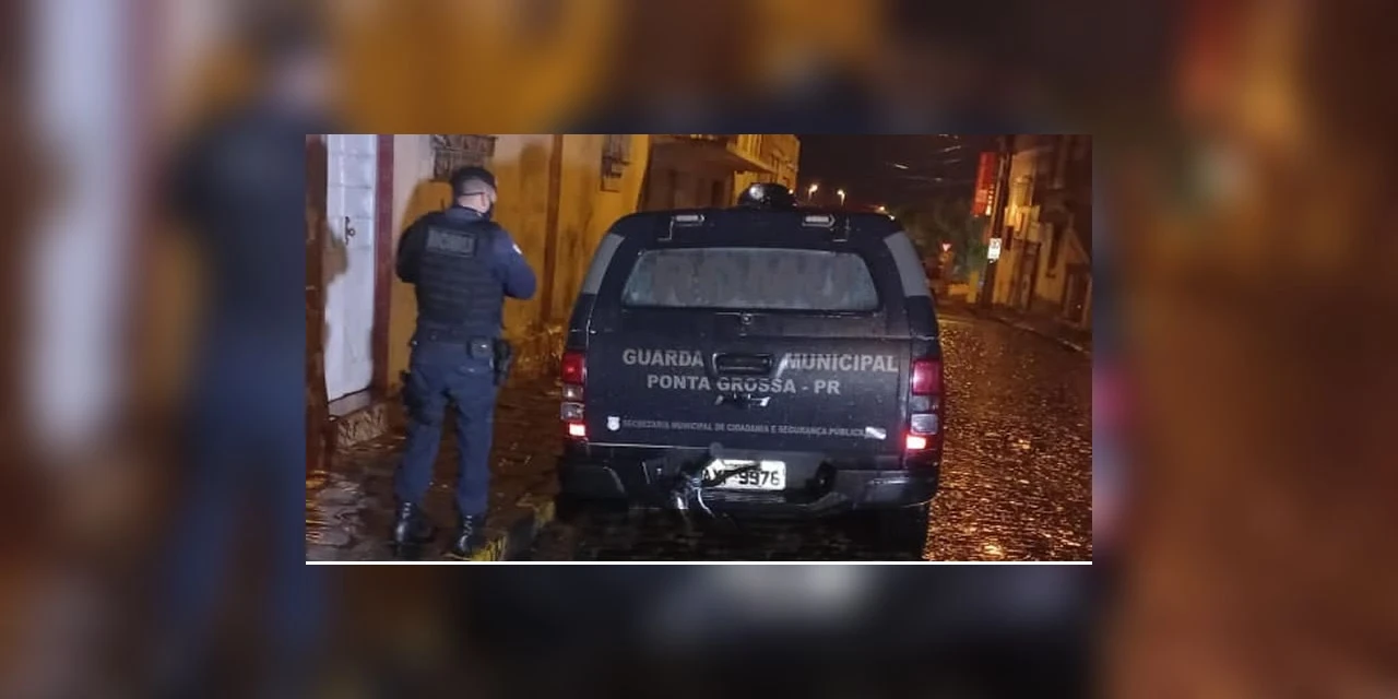 Mulher é internada em estado grave após ser esfaqueada pelo marido no centro de PG