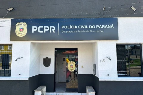 Jovem mantida em cárcere privado pelo ex-namorado é solta pela policia, em Pirai do Sul