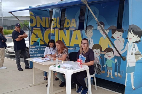 Ônibus da Saúde também oferta vacina bivalente