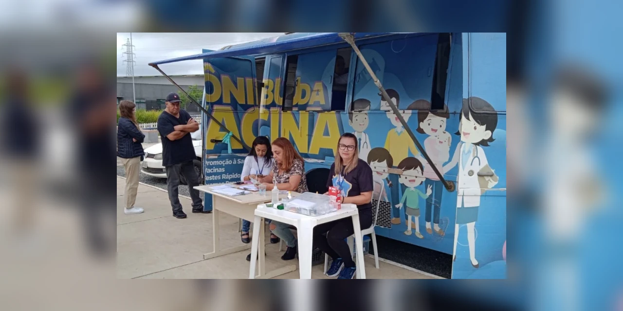 Ônibus da Saúde também oferta vacina bivalente