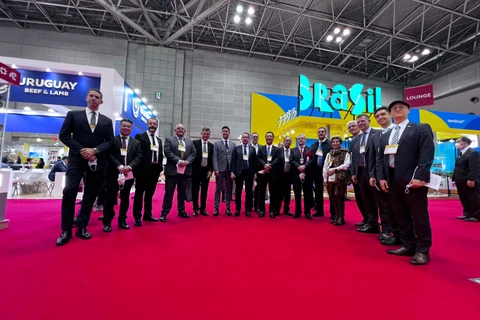 Elizabeth visita feira no Japão com objetivo de ampliar exportações de grupo de empresas brasileiras de mel e derivados