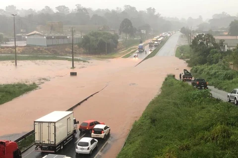 Temporal causa interdição da BR-376 próximo ao Vendrami em PG