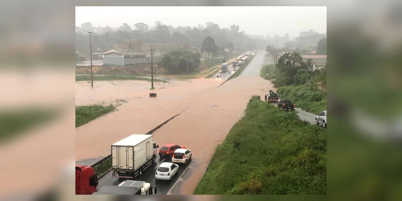 Temporal causa interdição da BR-376 próximo ao Vendrami em PG