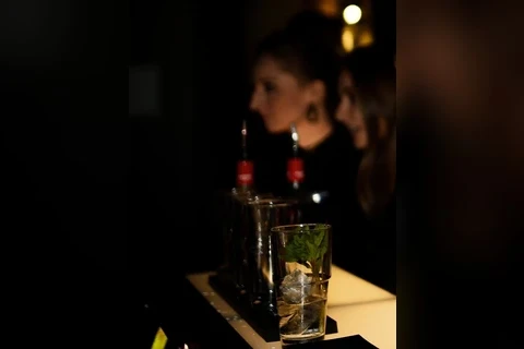 Casas noturnas terão de fornecer tampas para copos para coibir ‘batismo’ de bebidas com drogas