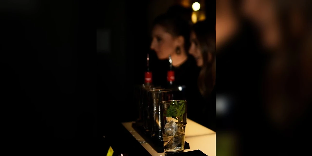 Casas noturnas terão de fornecer tampas para copos para coibir ‘batismo’ de bebidas com drogas