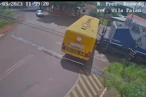 Vídeo mostra acidente entre trem e ônibus escolar da Apae em Jandaia do Sul; duas crianças morreram