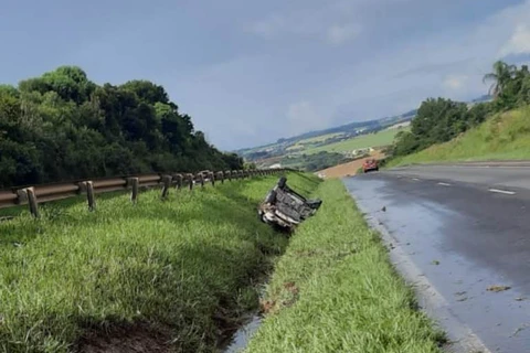 Capotamento deixa casal e criança feridos em Ponta Grossa