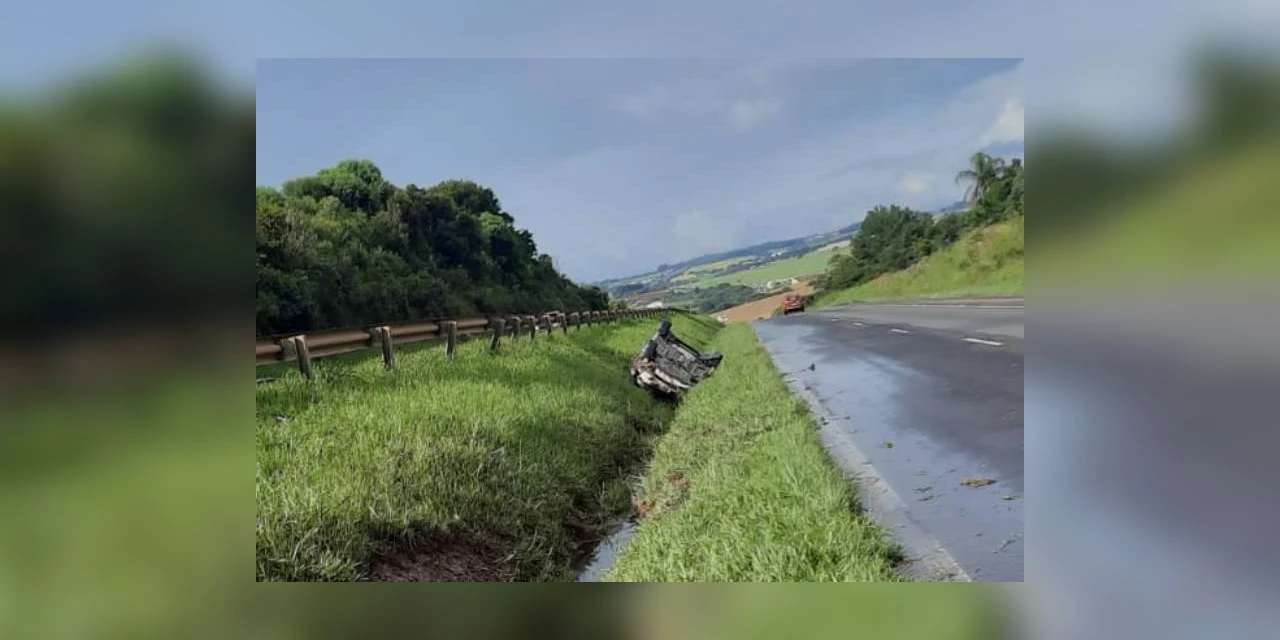Capotamento deixa casal e criança feridos em Ponta Grossa