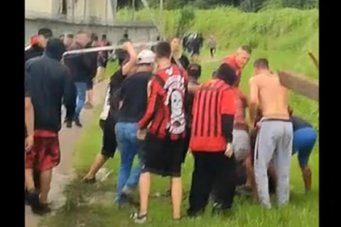 VIDEO: Homem fica em estado grave após ser espancado por torcedores do Athletico