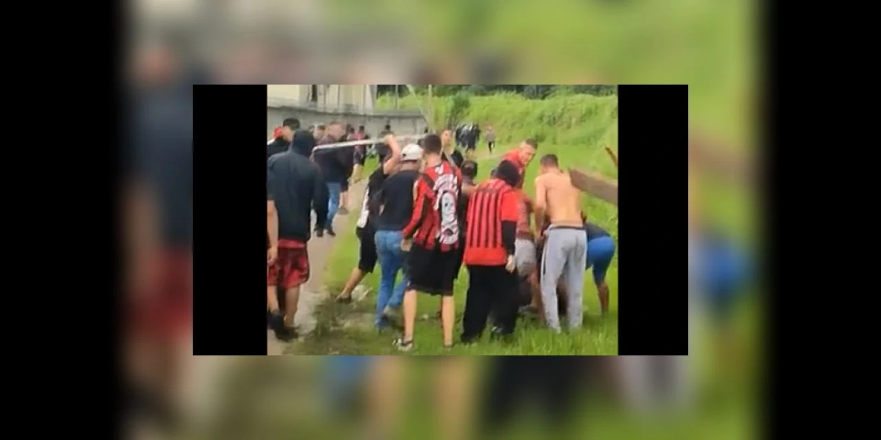VIDEO: Homem fica em estado grave após ser espancado por torcedores do Athletico