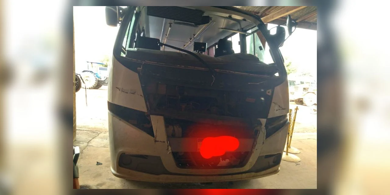 Acidente entre ônibus e caminhão deixa adolescente ferida, em Arapoti