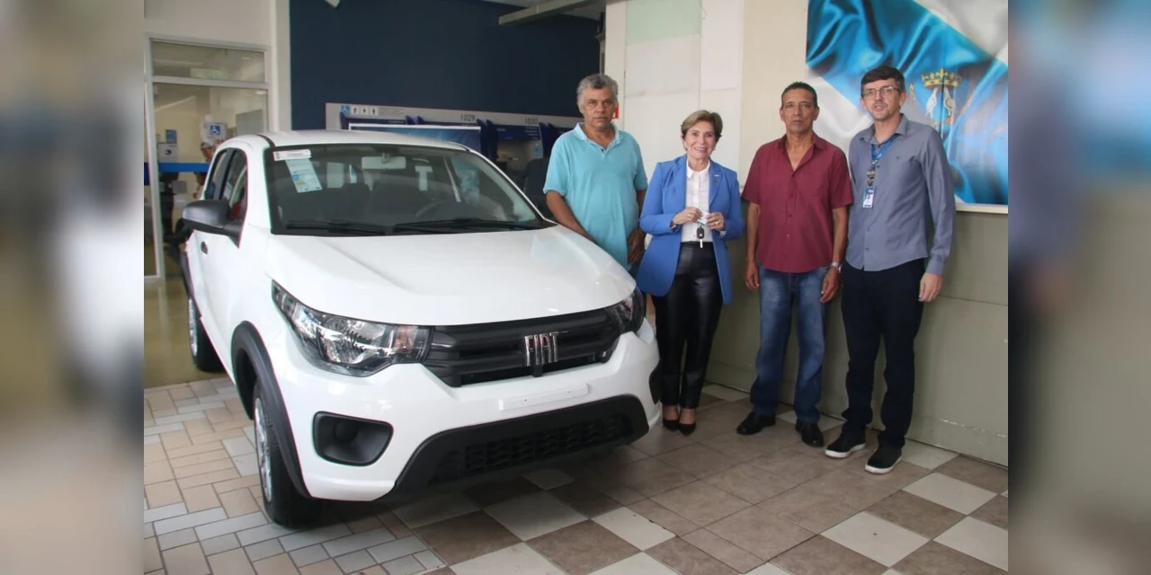 Prefeitura entrega carro e moto da campanha IPTU Premiado