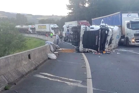 Motorista tem ferimentos após caminhão carregado com frango tombar na BR-376, em Ponta Grossa